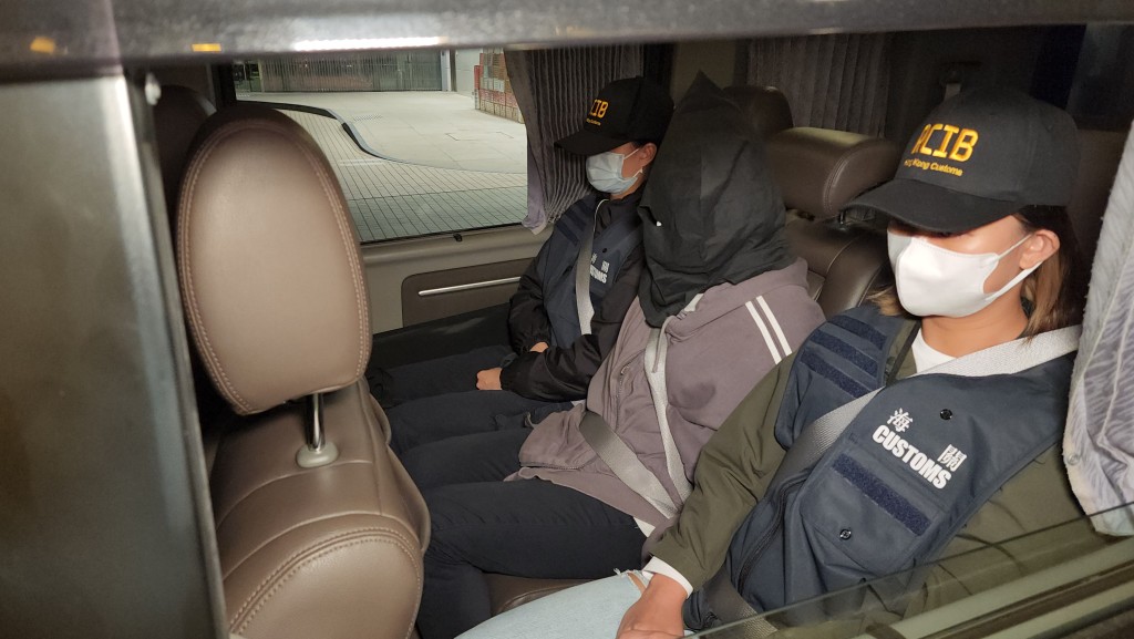 海關拘捕一名59歲本地女子。黎志偉攝