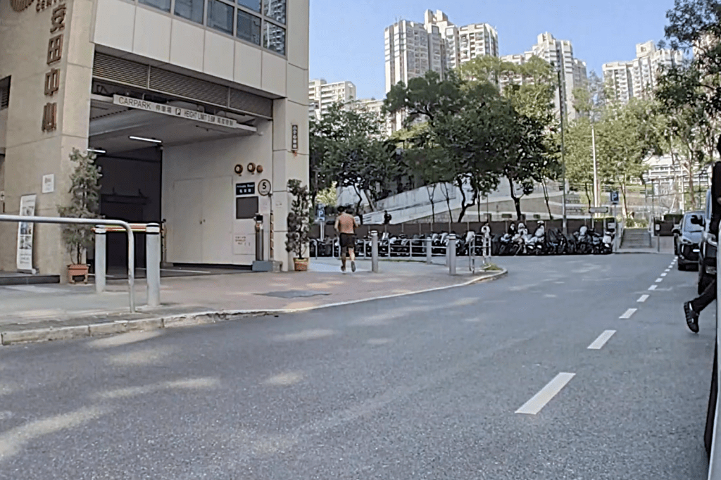 男子得到50元跑向滿是車房的街道。fb：GlowingFalcon9856