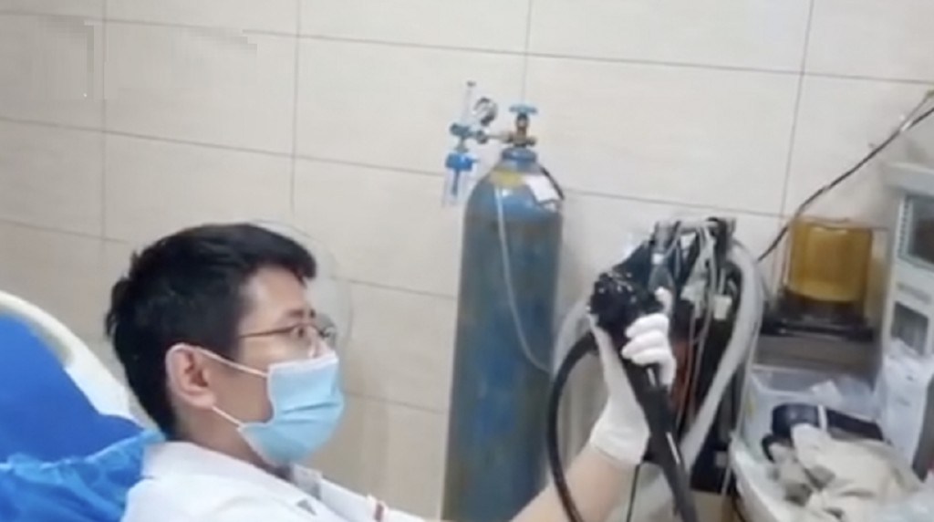 醫生為自己進行腸鏡及胃鏡檢查。片段截圖