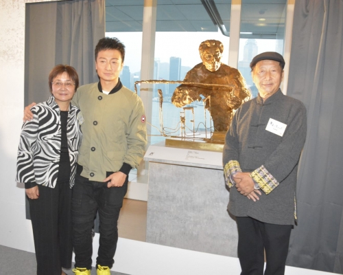 方力申与父母出席《走进吴冠中的江南》启播礼。