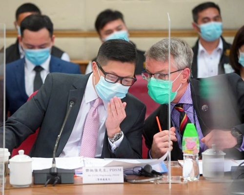 鄧炳強(左)下午出席油尖旺區議會會議。