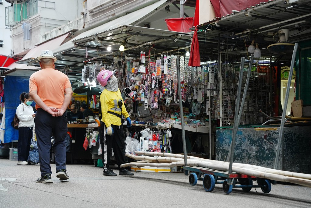 工人拆棚和棚網。