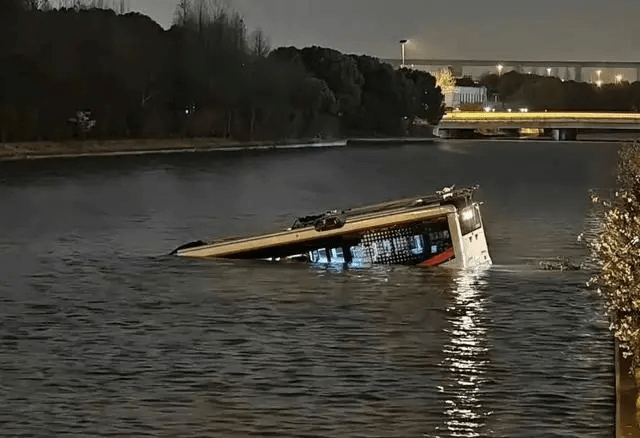3月26日傍晚6時許，上海一輛巴士在申昆路終點站附近，滑入河道。