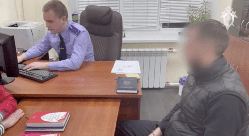 雅科夫接受警方問話。