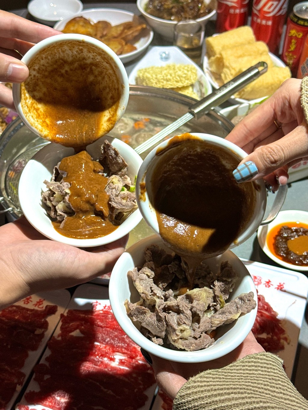 牛肉蘸沙茶醬吃,令牛味更加突出,鮮味無窮。 網上圖片 牛肉蘸沙茶醬吃,令牛味更加突出,鮮味無窮。 網上圖片