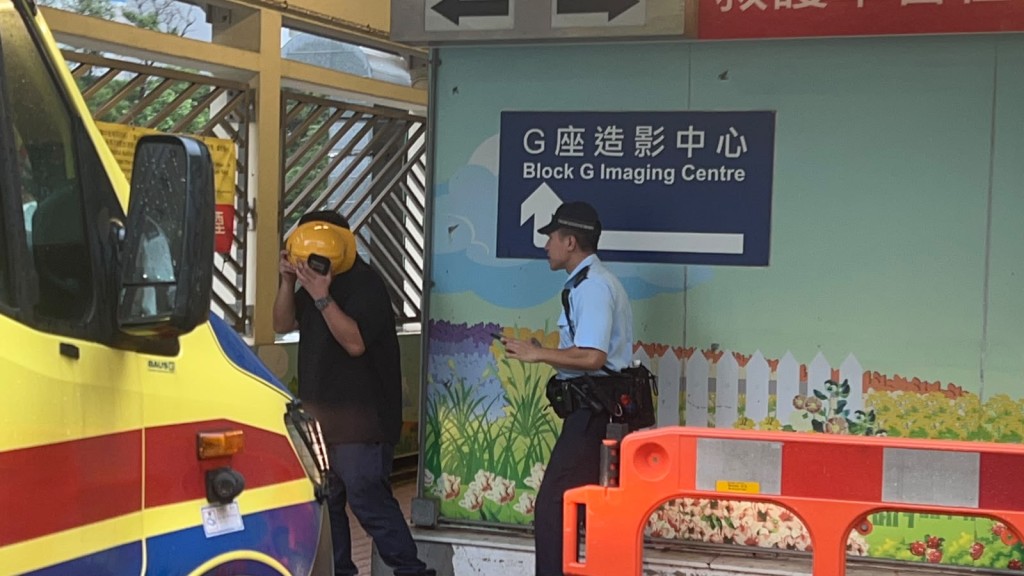 工友陪同受傷男工送院。 工友陪同受傷男工送院。