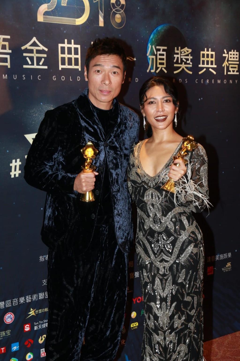 安仔與艾怡良膺「最佳男、女歌手獎」。