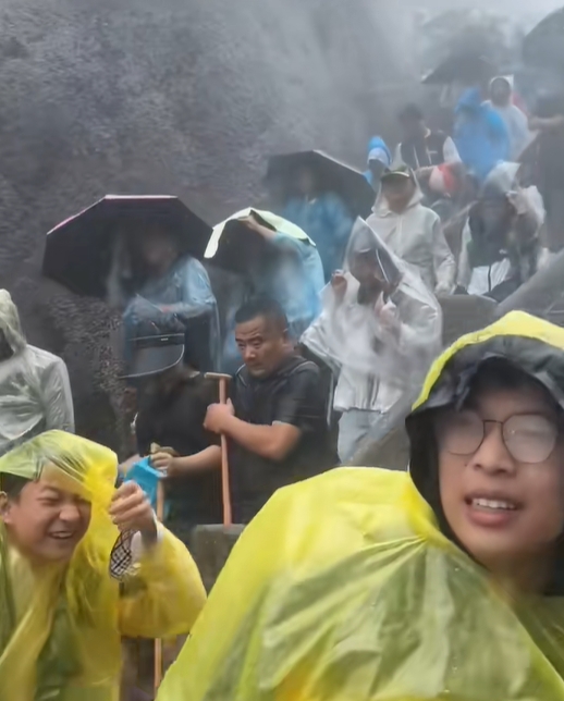 颱風白海豚為黃山帶來大風雨,纜車停擺下數百旅客冒雨「打蛇餅」落山。 抖音 颱風白海豚為黃山帶來大風雨,纜車停擺下數百旅客冒雨「打蛇餅」落山。 抖音