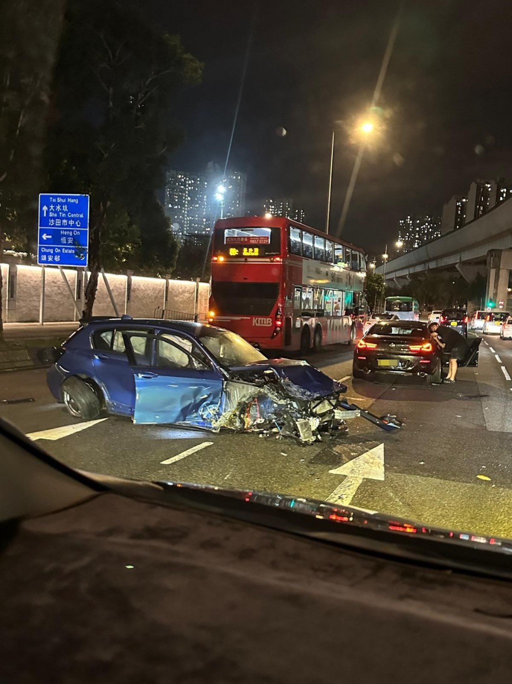 一辆蓝色私家车沿西沙路行驶，至福安花园对开时，与一辆黑色私家车发生相撞。网上图片