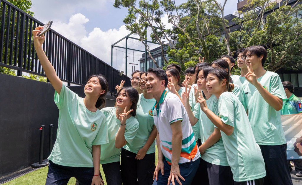 海關青年領袖團今日（12日）聯同多個青少年制服團隊參與《國安 Power Up，開心「營」回歸》，一同傳遞國家安全訊息。香港海關FB圖片