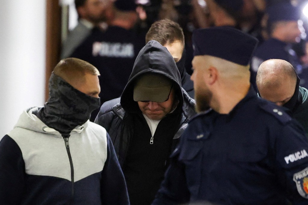 北溪爆炸案疑犯弗拉基米尔(Volodymyr Zhuravlov)由警员押送至法庭。 路透社 北溪爆炸案疑犯弗拉基米尔(Volodymyr Zhuravlov)由警员押送至法庭。 路透社