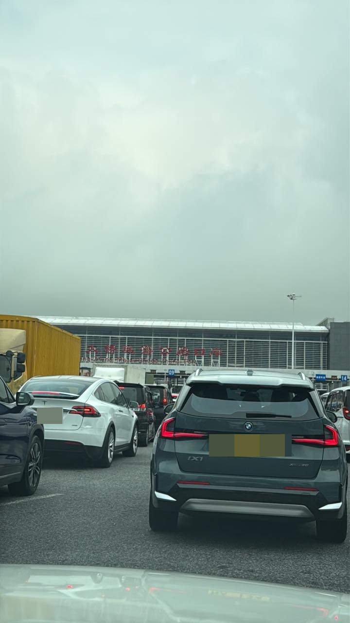 有網友指下午3時45分開通貨車通道。Kwok Hung Li@港車北上分享群 有網友指下午3時45分開通貨車通道。Kwok Hung Li@港車北上分享群