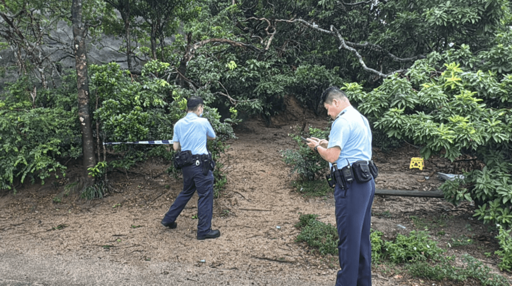 警员用胶带围封现场，进行调查。蔡楚辉摄