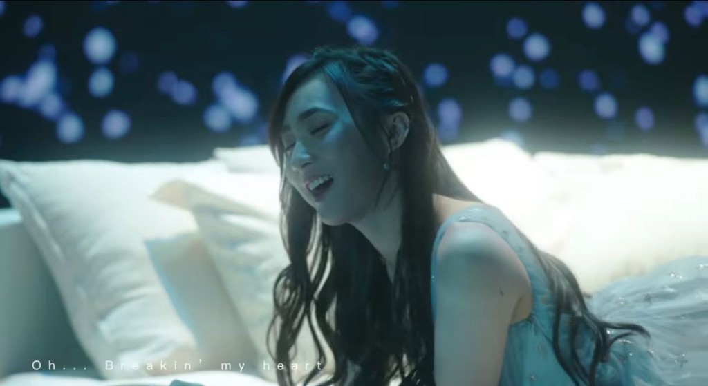 Yumi在MV中不失少女感。