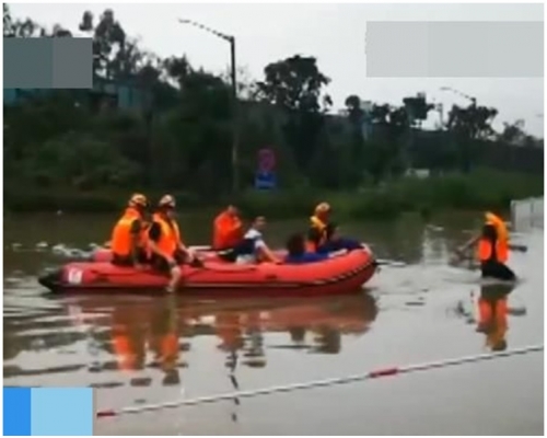 消防用橡皮艇将被困居民救出。网图