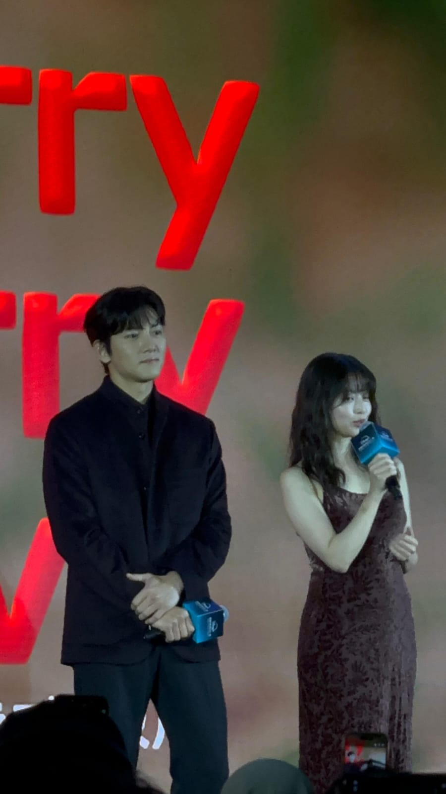 首先出場有韓國男神池昌旭,夥拍日本甜美女星今田美櫻同觀畡打招呼。 首先出場有韓國男神池昌旭,夥拍日本甜美女星今田美櫻同觀畡打招呼。