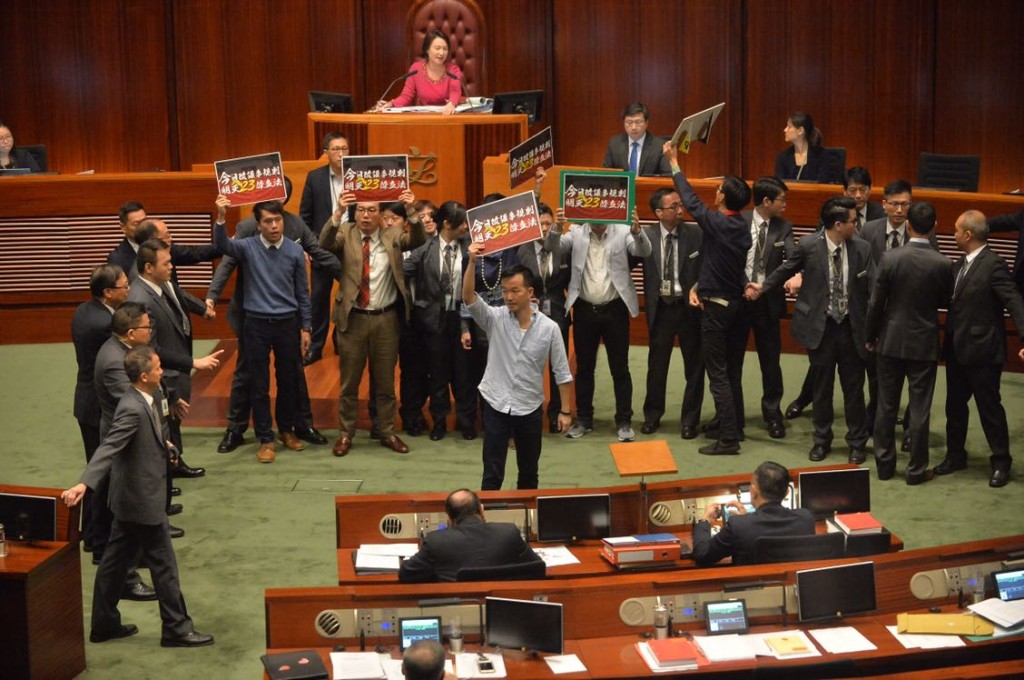 代主席李慧琼宣布暫停會議。