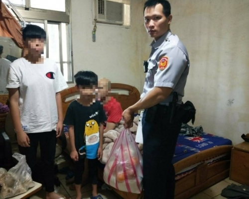 多名警員夾錢買來多個糉送給林男一家三口度端午。圖:警方提供