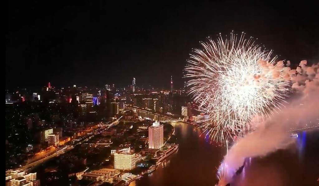 广州12年来再次燃放烟花庆祝新年。