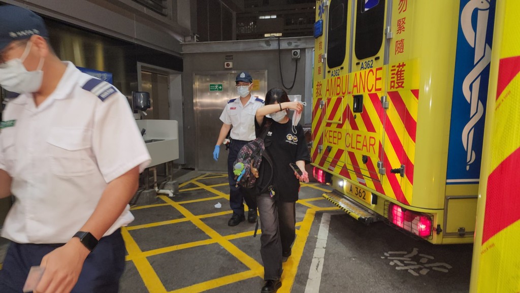 少女戴上口罩,面對記者採訪時顯得迴避,一度用手遮擋面部。黎志偉攝 少女戴上口罩,面對記者採訪時顯得迴避,一度用手遮擋面部。黎志偉攝