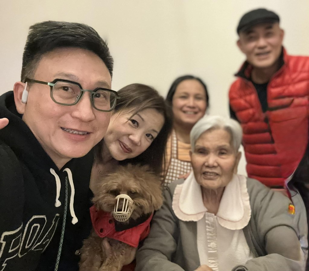 周國豐一家人關係很好。 周國豐一家人關係很好。