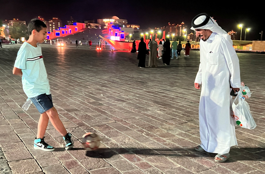 卡塔尔正投入足球热潮。Reuters