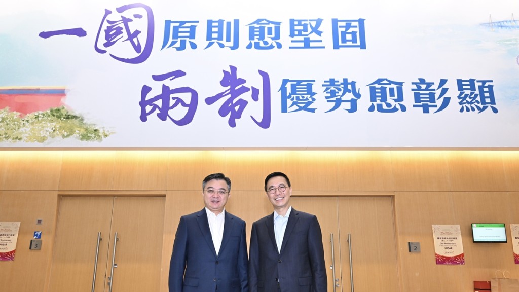 楊潤雄（右）與廣東省體育局局長崔劍（左）會面。政府新聞處圖片
