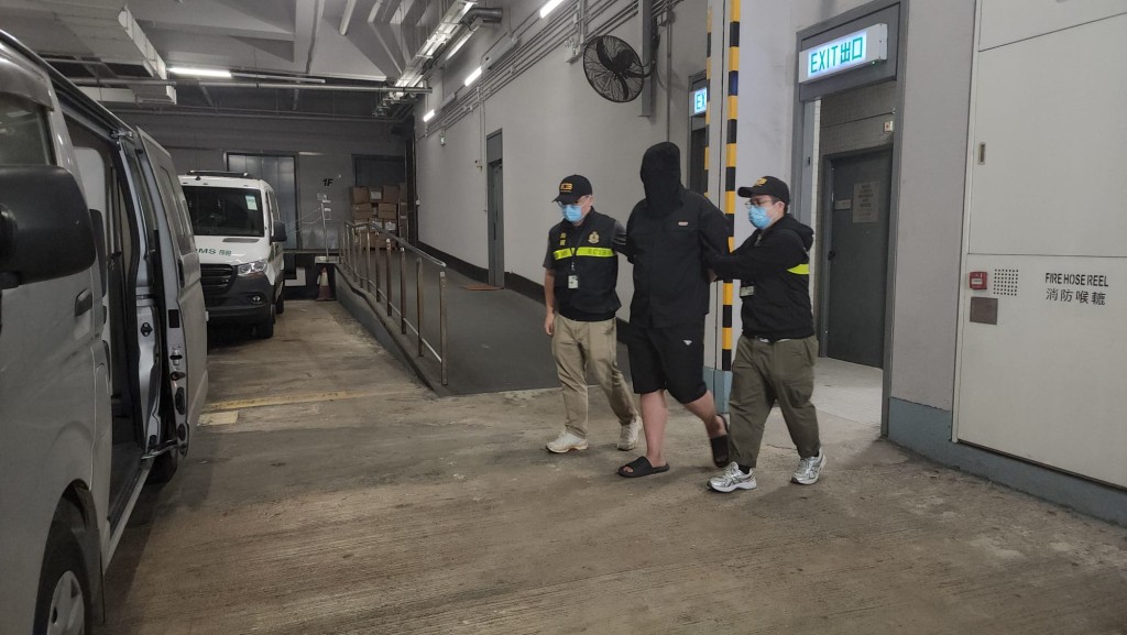 警方在荃湾一间工厦破「私烟库」，并拘捕一名本地男子。黎志伟摄