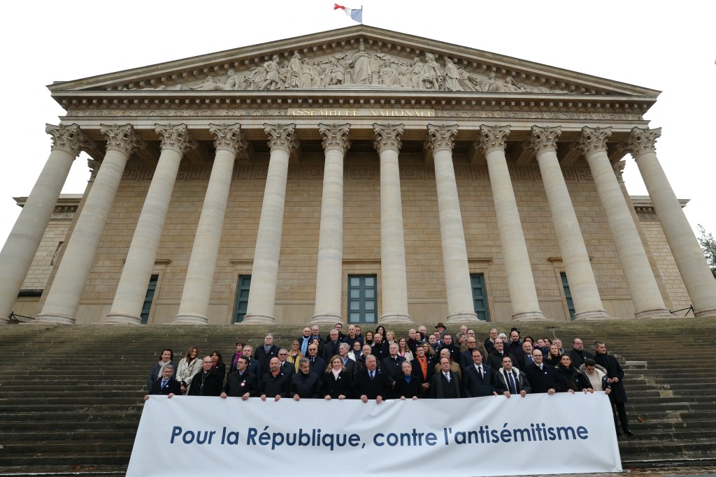 巴黎的遊行由國民議會一旁的榮軍院綠地出發，多名政治人物出發前拍攝大合照。路透社