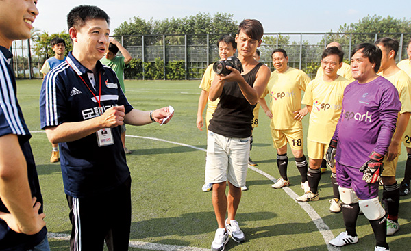 二○一四年協助籌辦「香港慈善足球邀請賽」，當時為六十五個社福團體籌得一千三百萬元。