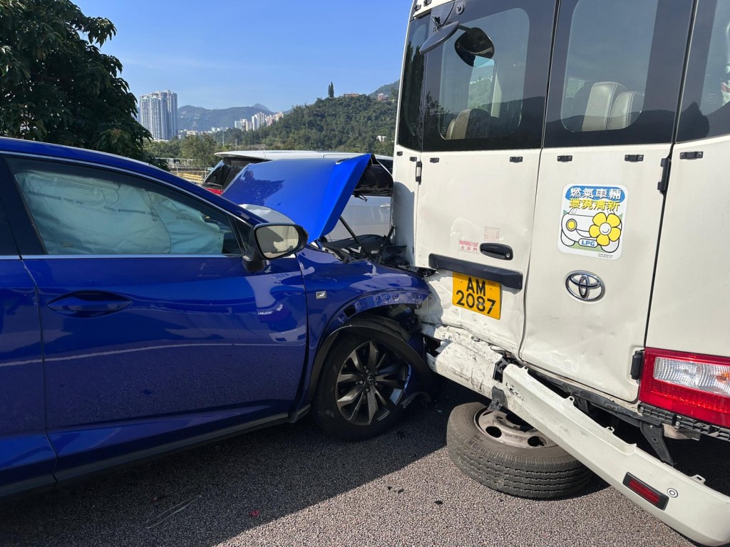 私家車車頭撞向小巴車尾。