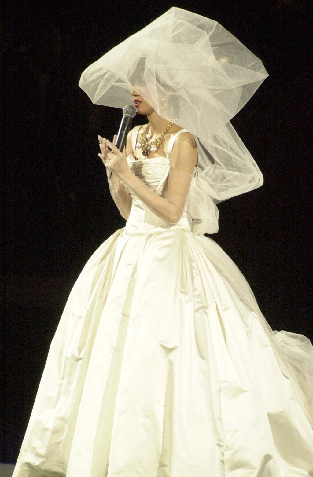 梅艳芳在告别演唱会穿上婚纱，宣布嫁给歌迷及舞台。