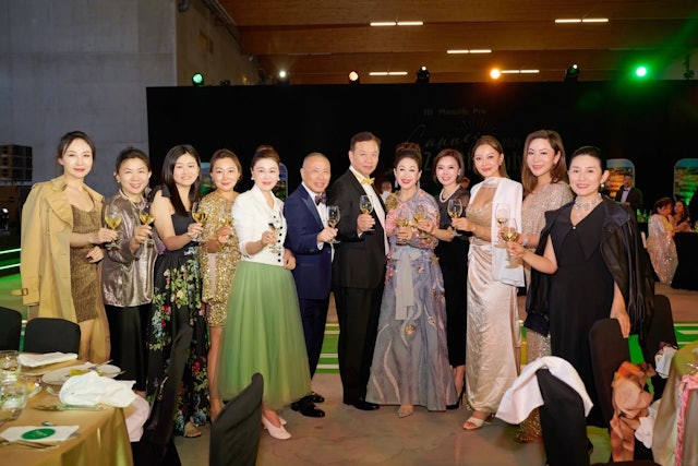 王玉環早前在小紅書分享出席南法尼斯會議及晚宴的照片，見到魏駿傑前妻張利華同場。