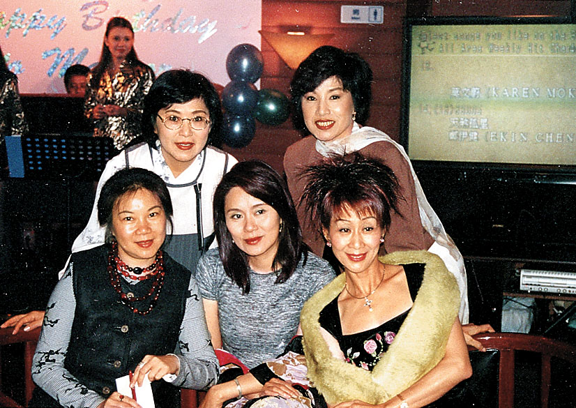 陈曼娜（下排、右一）参与过不少剧集之演出。