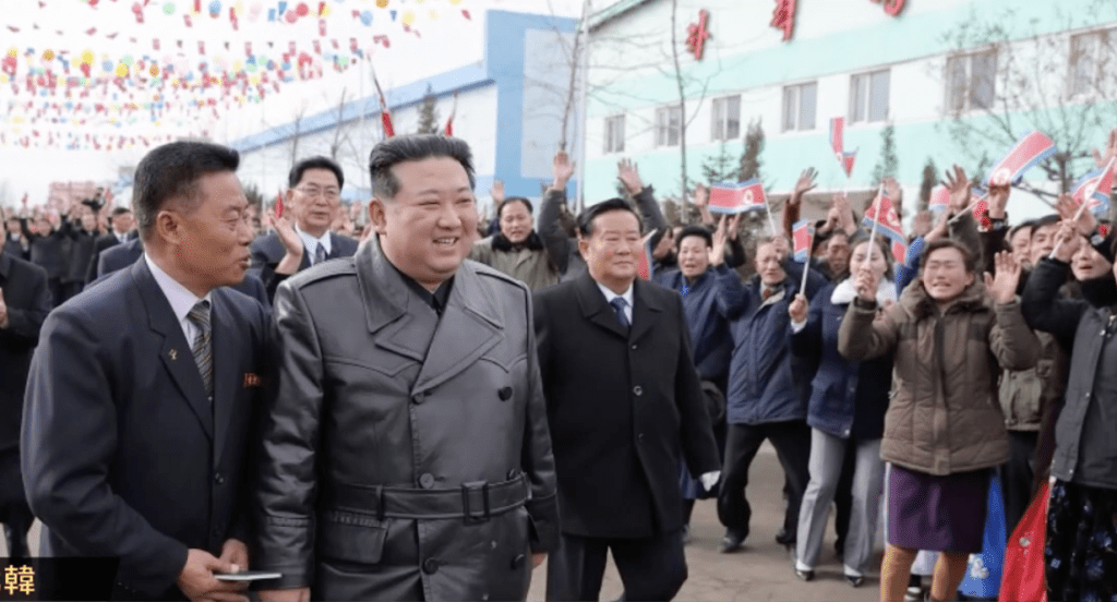 北韓領導人金正恩在總理金德訓等陪同下，現身設於咸鏡南道一間機械廠的票站。