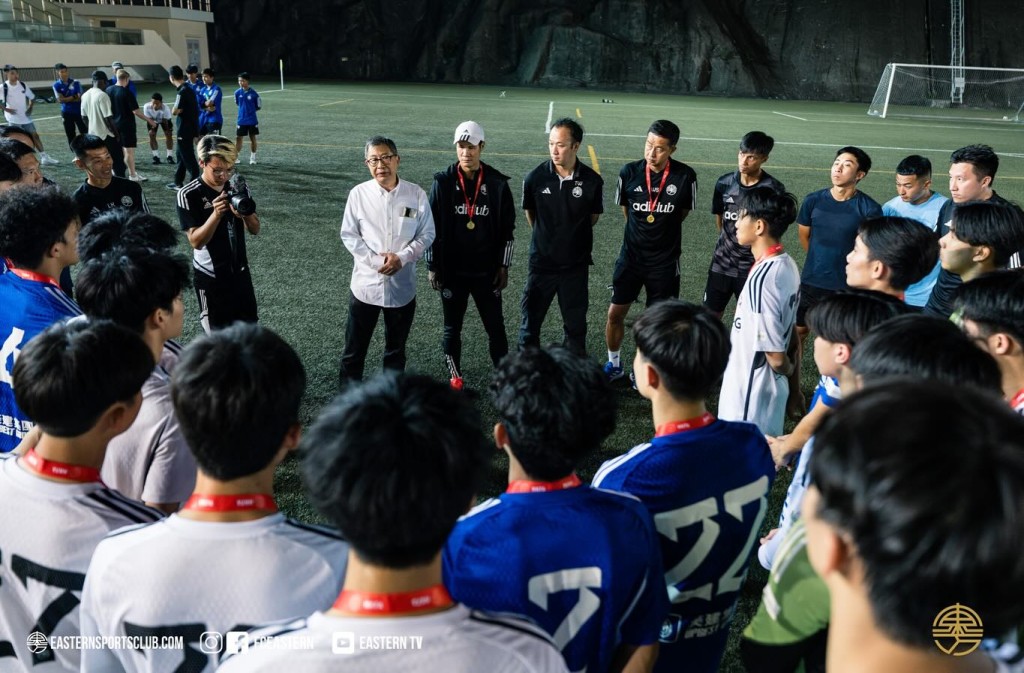 東方U18勇奪超青聯U18組別冠軍，一隊職球員前來支持。 東方足球隊圖片