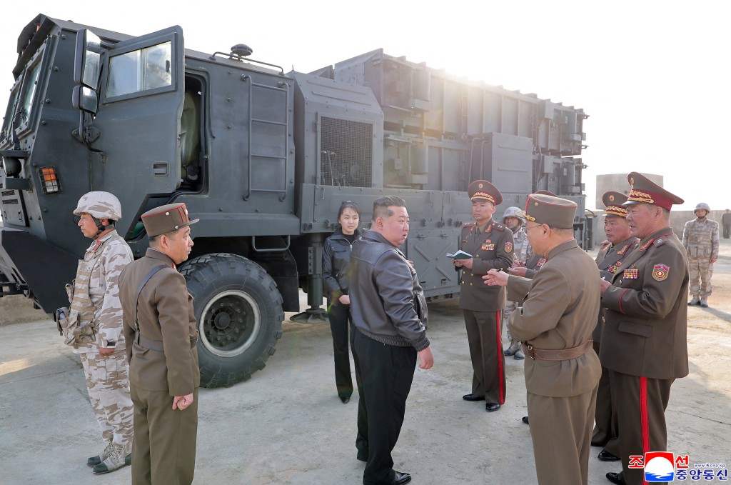 金正恩在女兒金主愛（後方中）陪同下，到場監督彈道導彈試射。路透社