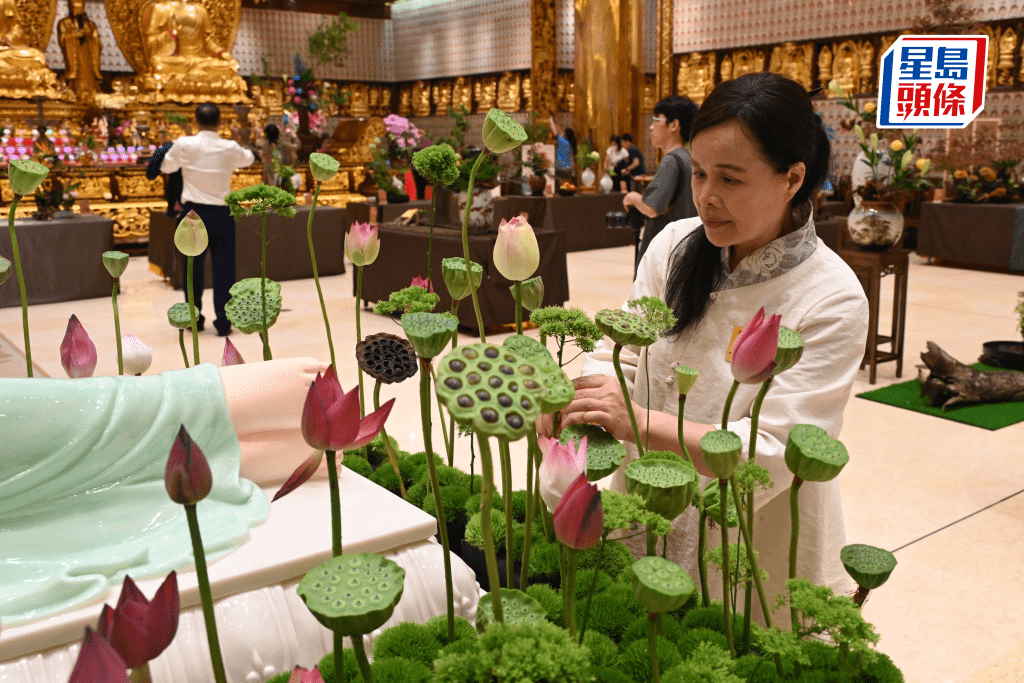 寶蓮禪寺藉著今次荷花展活動，宣揚茶藝及花藝等傳統中國文化。
