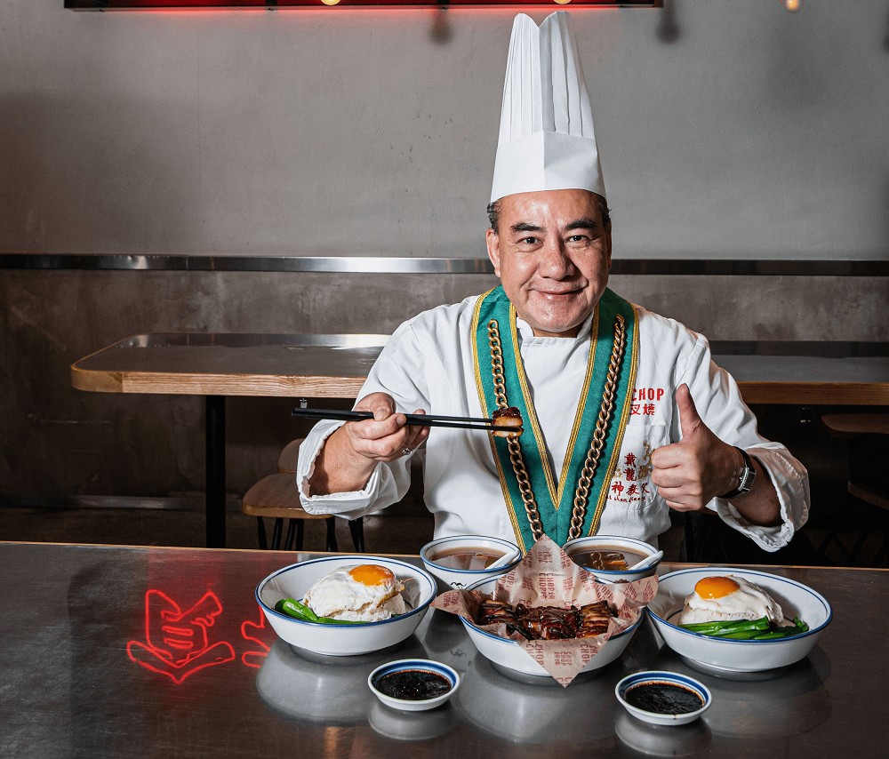 现年约75岁的戴龙为香港四大名厨之一，不少明人红星吃过他煮的美食。