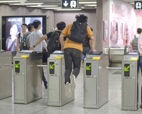 港鐵近月不時有人跳閘。資料圖片