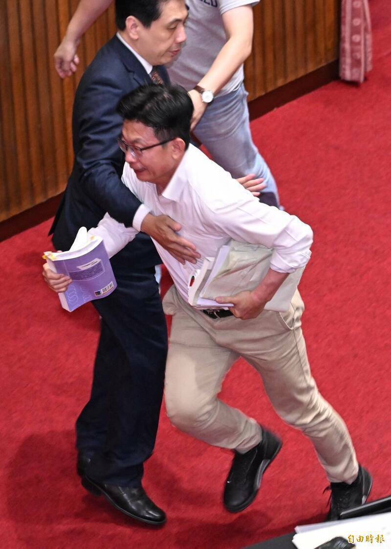 民进党立委郭国文上周在立法院抢夺文件时声称受伤。自由时报