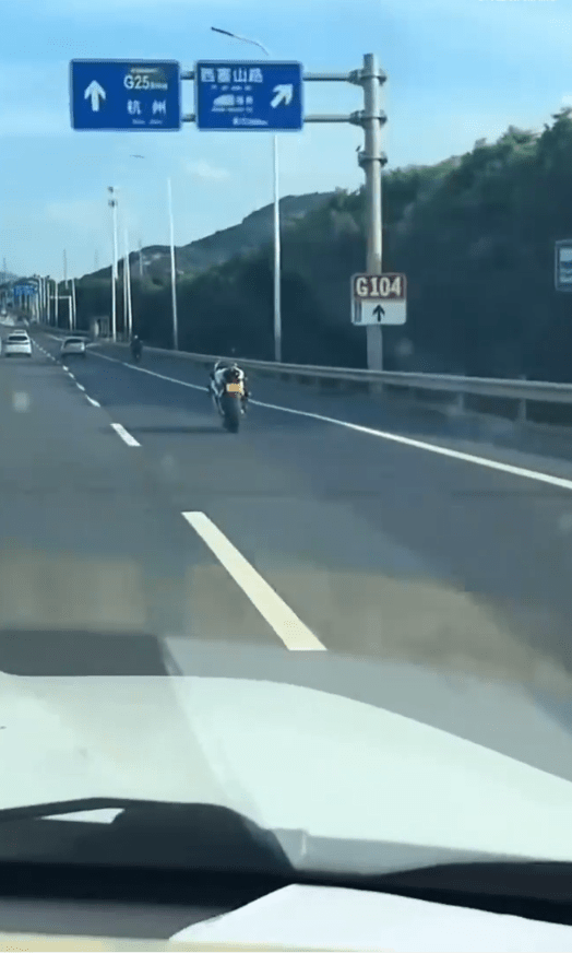 浙江高架桥惊现“无人驾驶”电单车。IT互联网那点事@微博 浙江高架桥惊现“无人驾驶”电单车。IT互联网那点事@微博