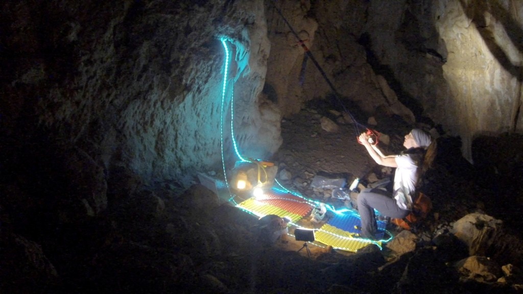 弗拉米尼（Beatriz Flamini）洞穴日常包括看書、畫畫、做運動。 路透社