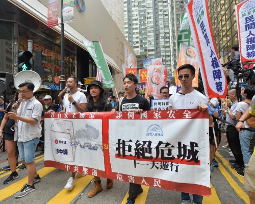 遊行隊伍由銅鑼灣東角道行至政府總部。