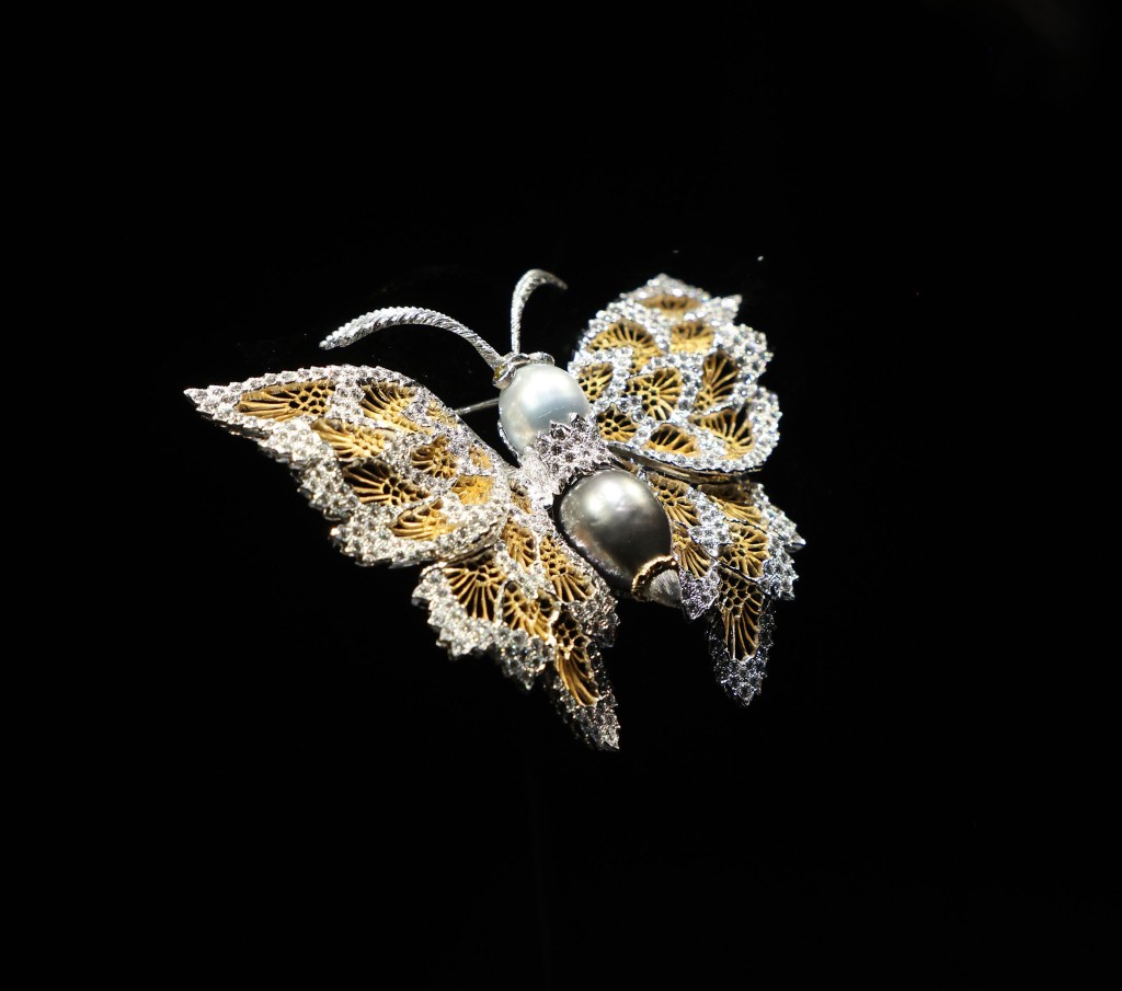Gianmaria之子，即现任品牌荣誉主席兼创意总监Andrea以1995年的设计为蓝本创作，以白金及黄金镶嵌2颗巴洛克珍珠、2颗彩钻及365颗圆形明亮式切割钻石。