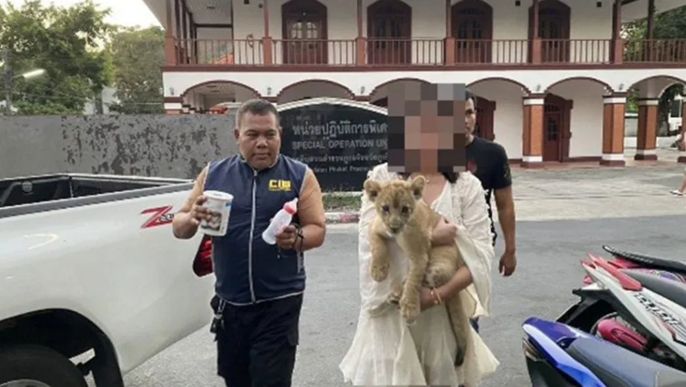 布吉警方逮捕涉嫌非法饲养幼狮的一名中国女子（右）。