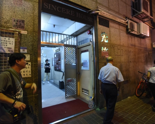 一名手表商人疑生意結怨,遭禁錮於旺角一間賓館。徐裕民攝