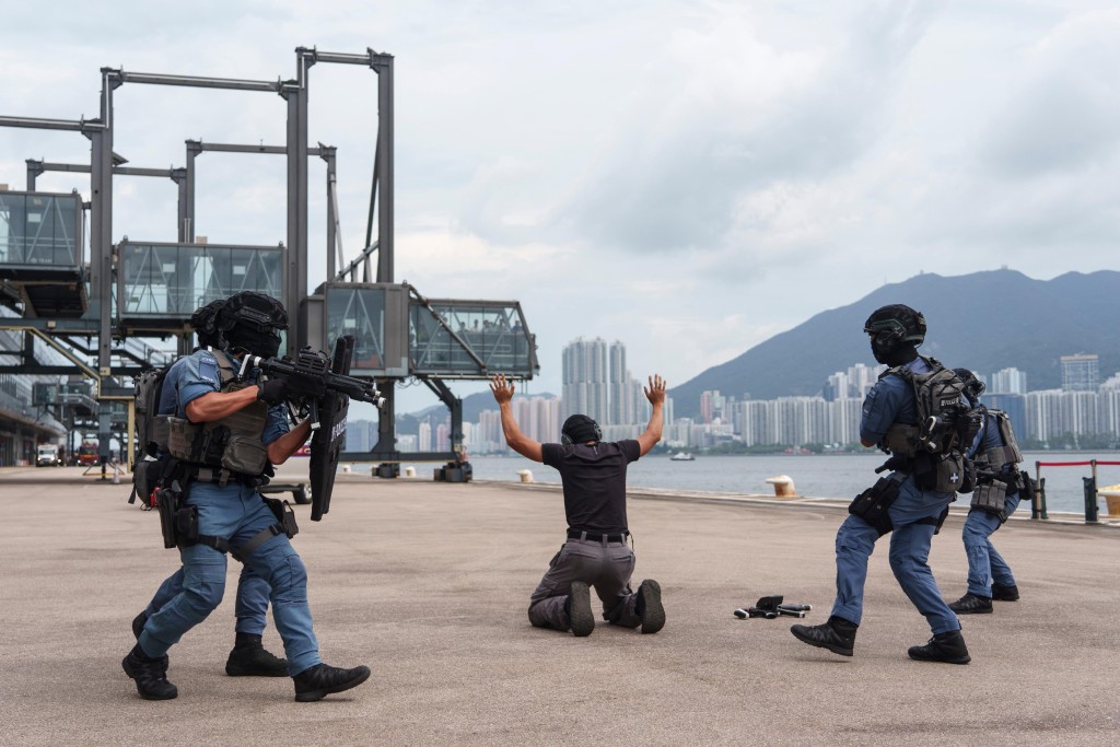 演習模擬警方反恐特勤隊人員制服恐怖分子。 演習模擬警方反恐特勤隊人員制服恐怖分子。