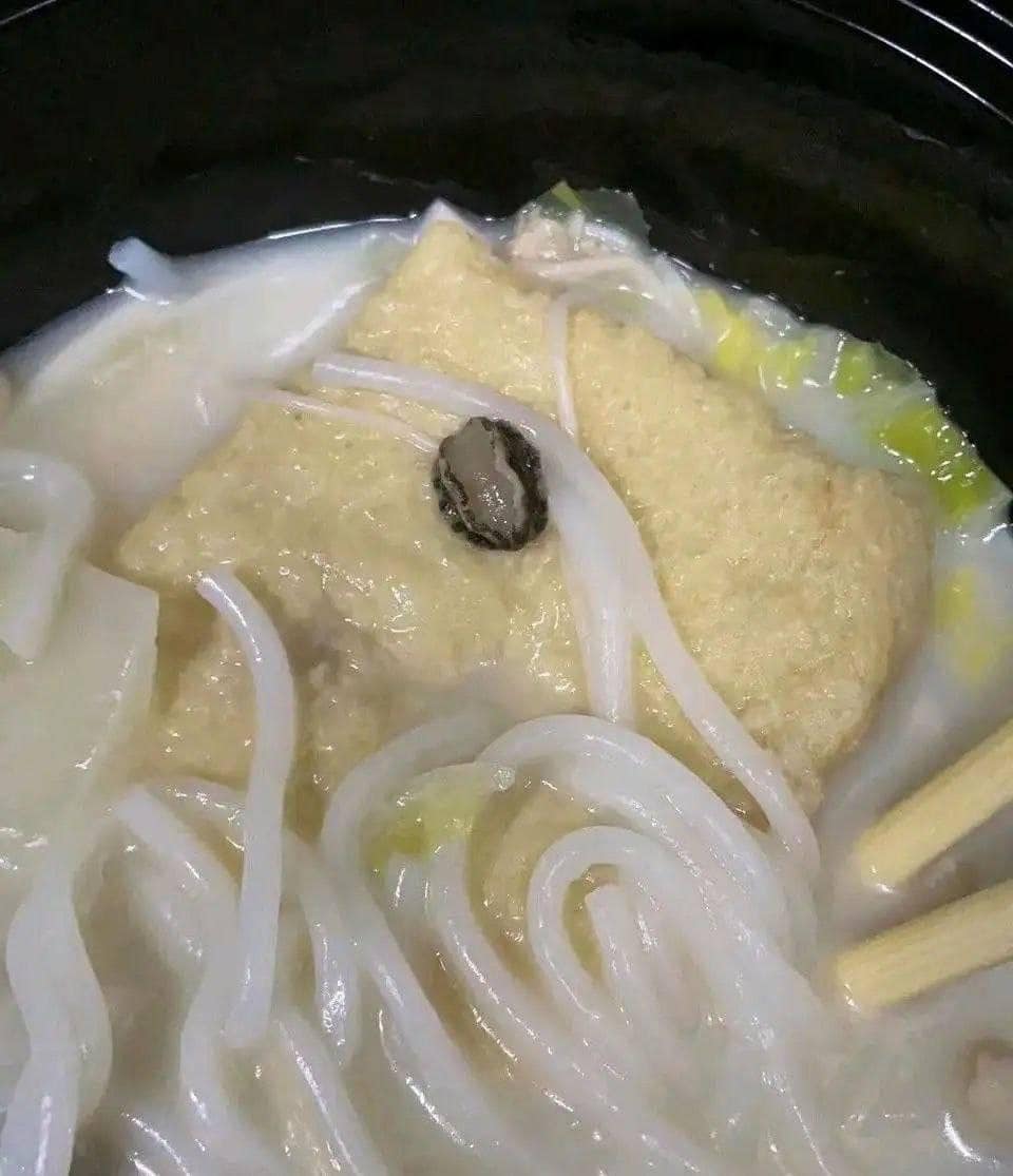 有港人叫外卖米线的时候，发现只需$5就可加配鲍鱼，外卖送到后却发现竟是迷你「纳米鲍」（图片来源：Facebook@香港茶餐厅及美食关注组）