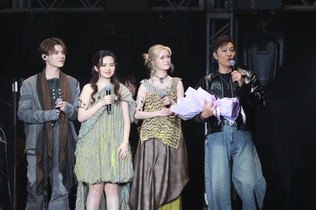 學員送花畀譚耀文。